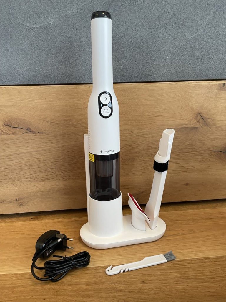 Tineco Pure One Mini S4 Smart Handstaubsauger in Ladestation mit Zubehör