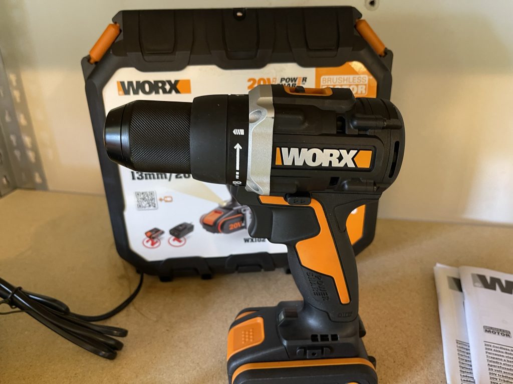 Der Worx WX102 Akku-Bohrschrauber in Nahaufnahme