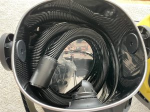 Kärcher WD 6 P S V-30622T Nasssauger Saugschlauch nach dem Auspacken im Behälter