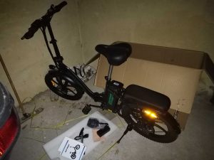 Gesamter Lieferumfang des Hitway BK5 E-Bikes