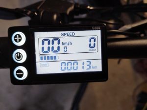 Multifuktions-Bildschirm des Hitway BK5 E-Bike eingeschaltet