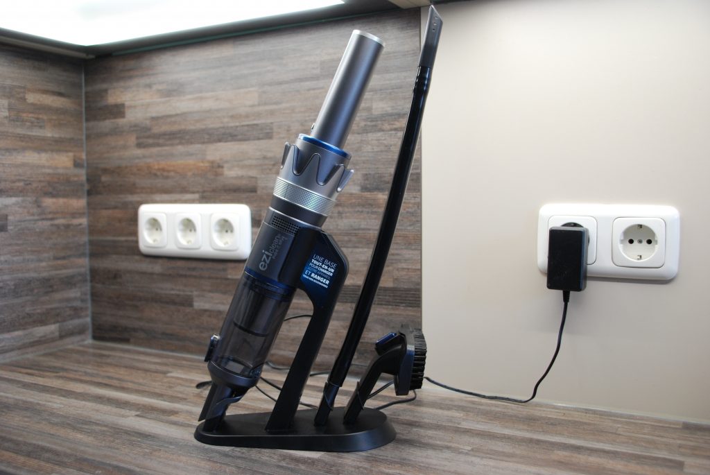 EZIclean Blaster F130 Handstaubsauger in Ladestation
