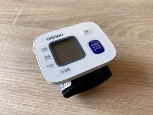 Omron RS 2 Blutdruckmessgrät Frontansicht