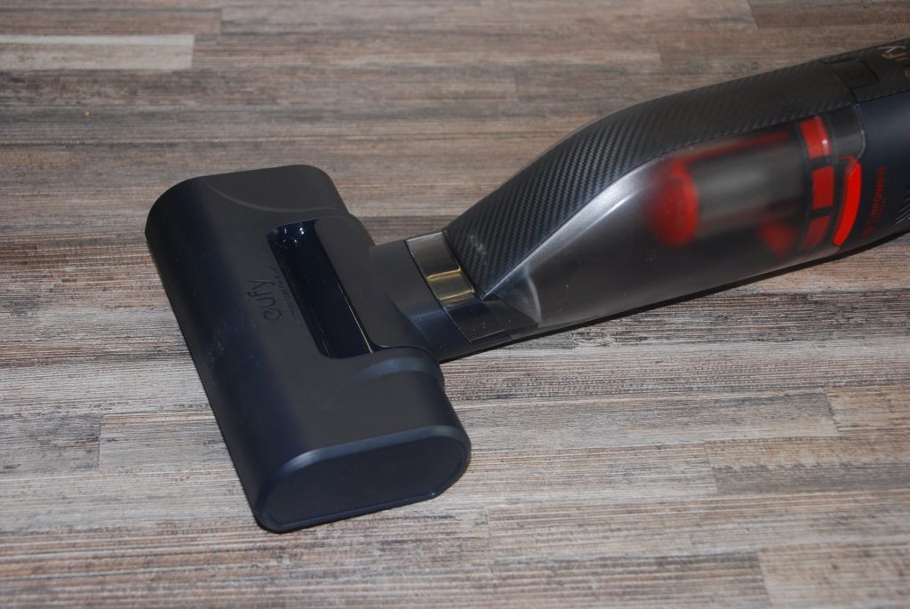 Eufy H30 Infinity Handstaubsauger Bürste aufgesteckt