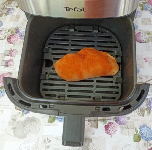 Tefal EY505D Easy Fry & Grill Heißluftfritteuse Hähnchenbrust