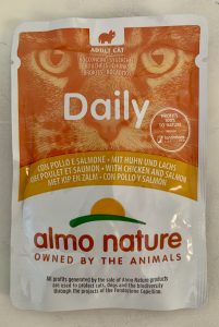 Almo Nature Daily mit Huhn und Lachs Katzenfutter Beutel von vorne