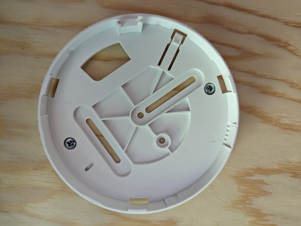 Halterung des Ei Electronics Ei650 Rauchmelders montiert