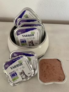 Yarrah Paté mit Huhn, Truthahn und Aloe Vera Bio-Katzenfutter-geöffnete Schale