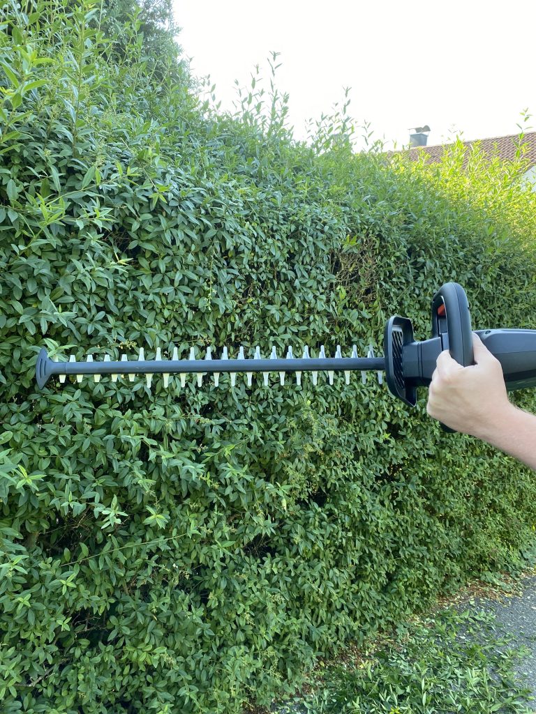Bosch Universal Hedge Cut 18-55 Akku-Heckenschere Hecke schneiden 1