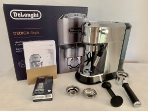 De'Longhi Dedica Style EC 685.M Kaffeepadmaschine ausgepackt mit Zubehör