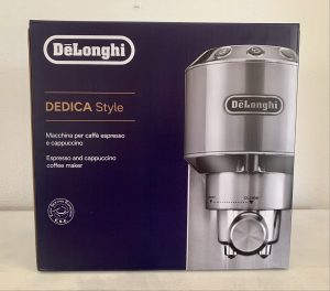 De'Longhi Dedica Style EC 685.M Kaffeepadmaschine im Karton von vorne