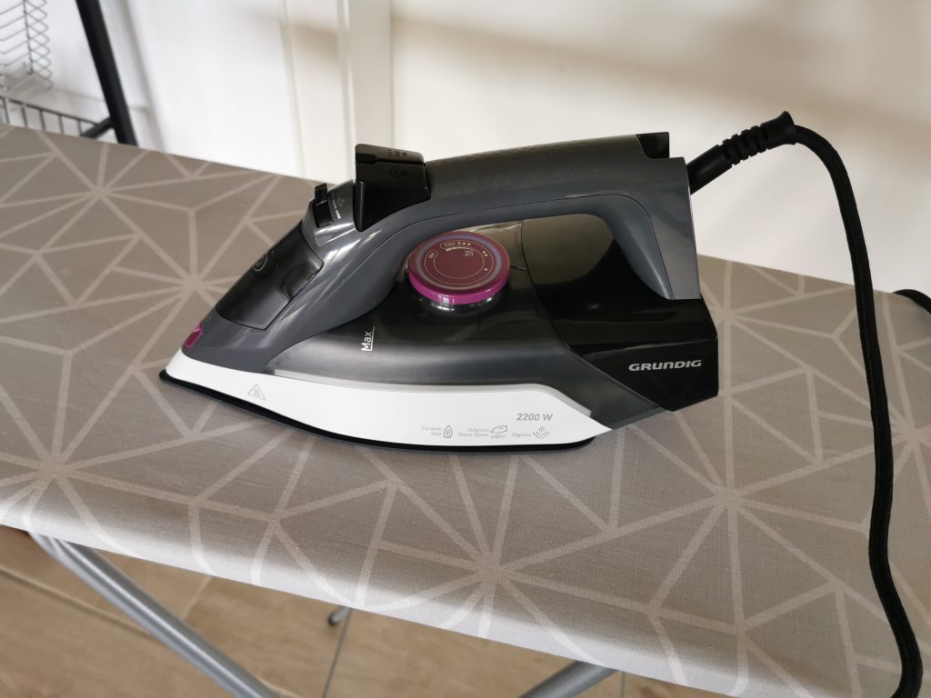 Grundig SI 4850 Dampfbügeleisen Seitenansicht