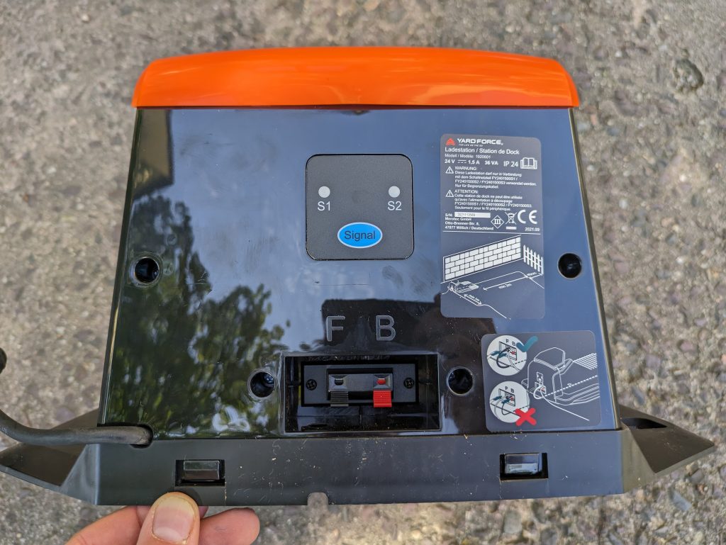 Ladestation des YARDFORCE COMPACT 300RBS Mähroboters Rückseite