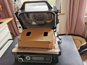 Ninja Woodfire Elektrogrill Grillplatte und Korb verpackt