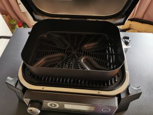 Ninja Woodfire Elektrogrill Korb auf Grillplatte