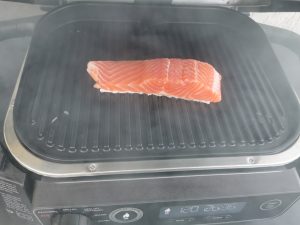 Ninja Woodfire Elektrogrill Lachsforelle räuchern