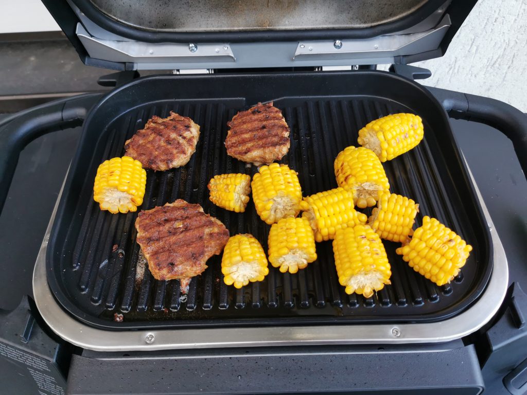 Ninja Woodfire Elektrogrill Maiskolben und Burgerpatties