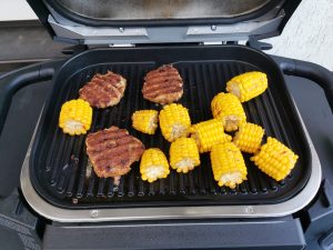 Ninja Woodfire Elektrogrill Maiskolben und Burgerpatties