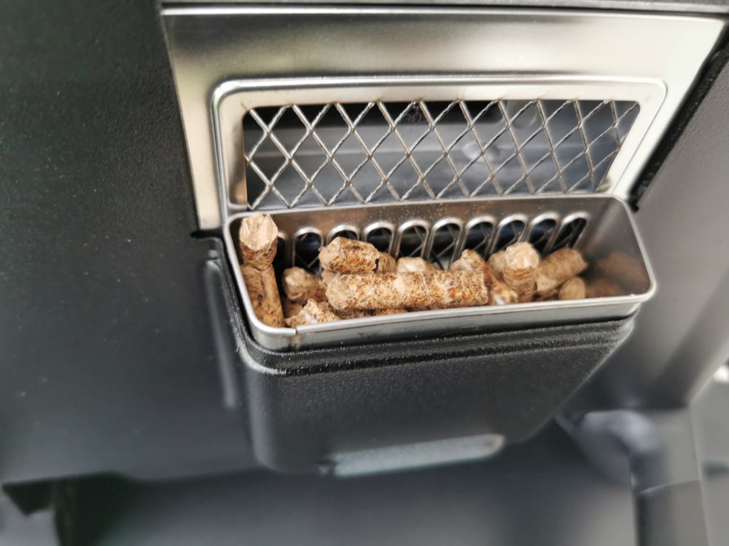 Ninja Woodfire Elektrogrill Smokebox mit Pellets