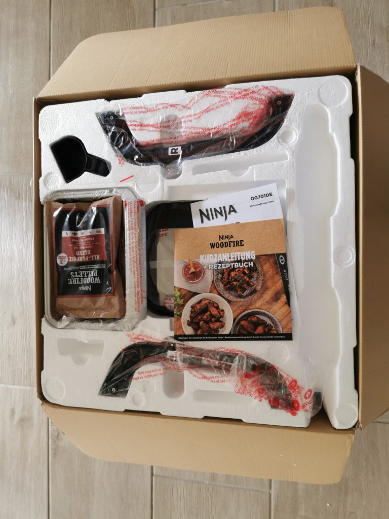 Ninja Woodfire Elektrogrill Verpackung geöffnet