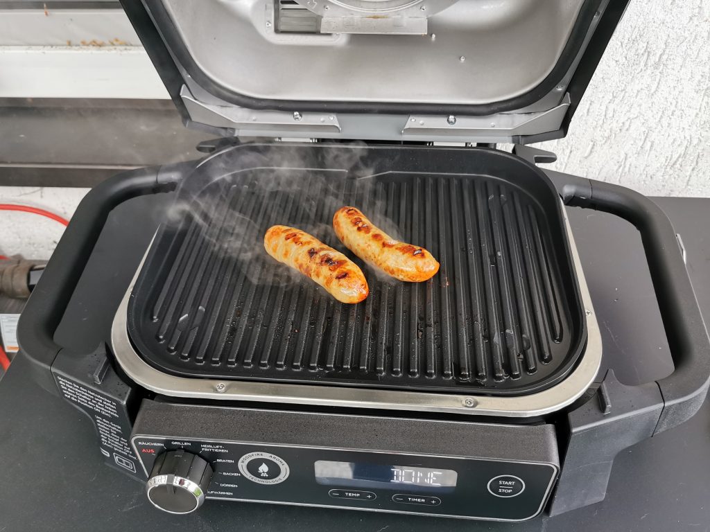 Ninja Woodfire Elektrogrill Würstchen gegart