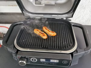 Ninja Woodfire Elektrogrill Würstchen gegart