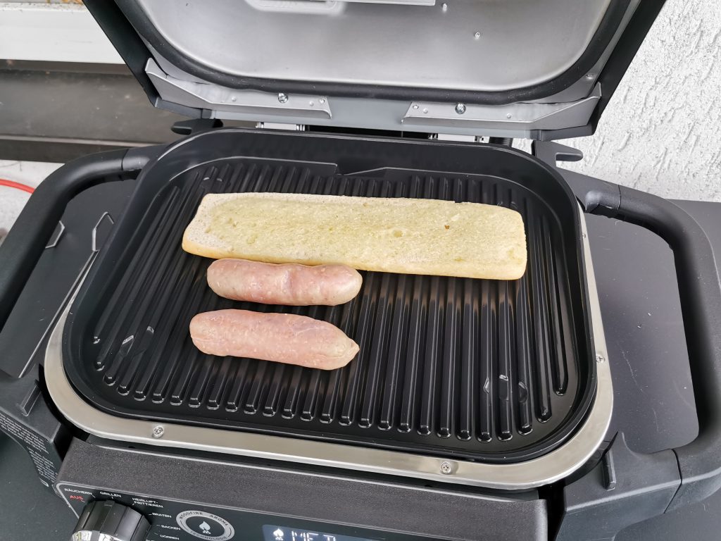 Ninja Woodfire Elektrogrill Würstchen und Brot