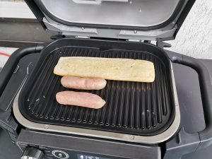 Ninja Woodfire Elektrogrill Würstchen und Brot