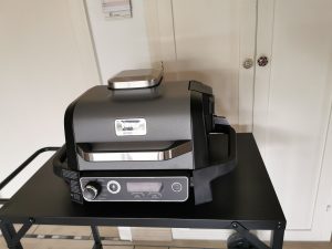 Ninja Woodfire Elektrogrill mit montierten Griffen