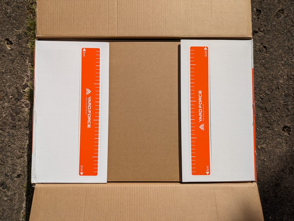 YARDFORCE COMPACT 300RBS Mähroboter Verpackung teilgeöffnet
