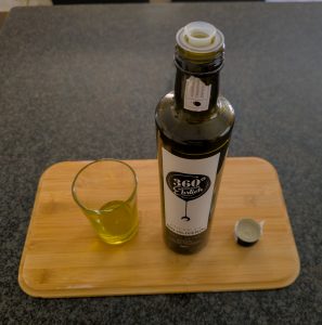 360° rundum ehrlich Premium Bio Olivenöl kaltgepresst mit Olivenöl im Glas