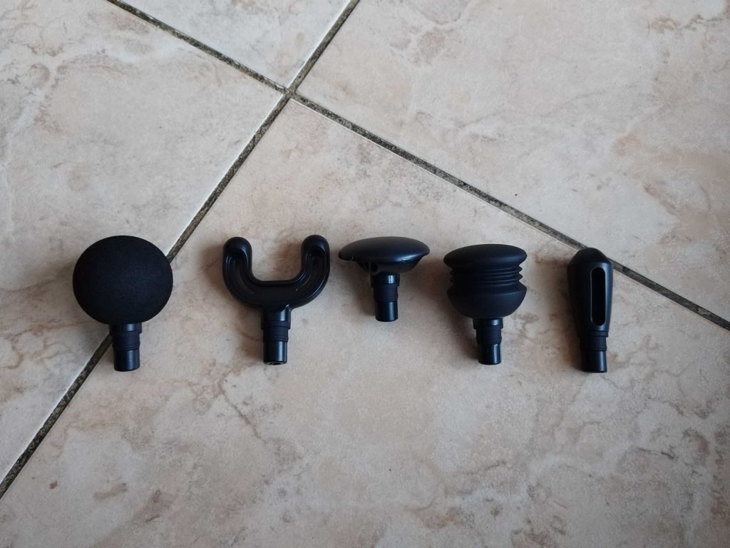 Alle fünf Massageköpfe der Bob and Brad Q2 Mini Massagepistole