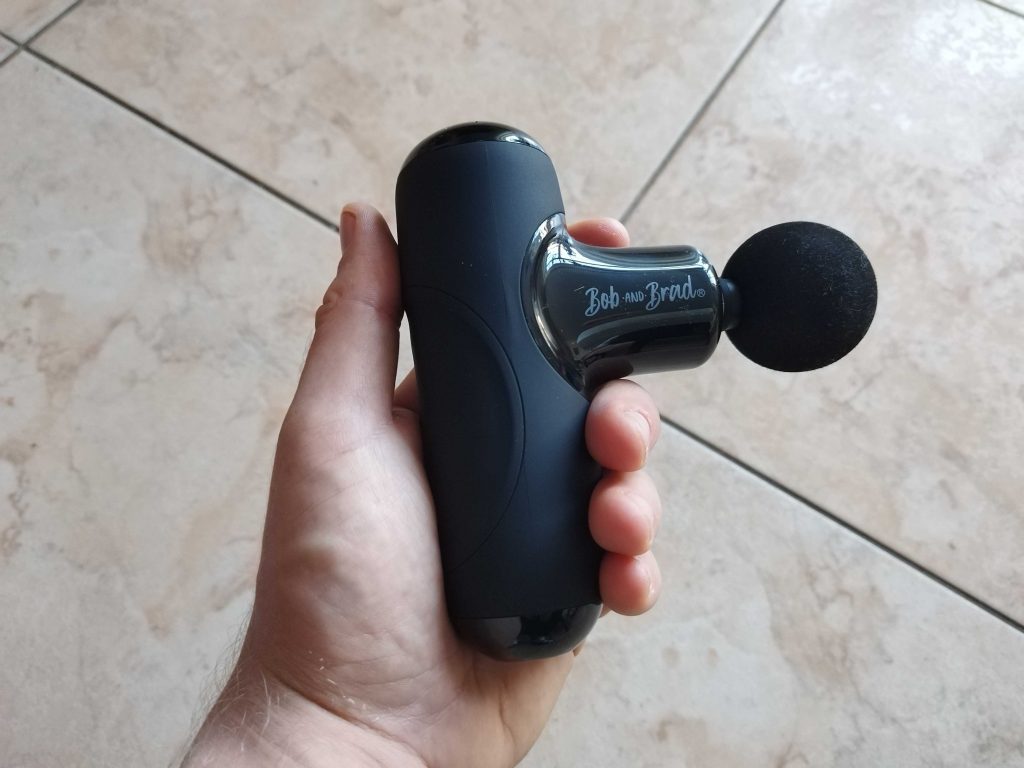 Bob and Brad Q2 Mini Massagepistole in der Hand