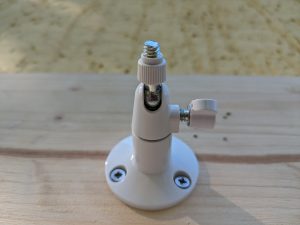 Halterung der Arlo Essential Spotlight Überwachungskamera fertig montiert