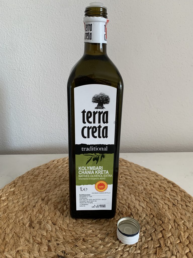 Terra Creta Extra natives Olivenöl geöffnete Flasche