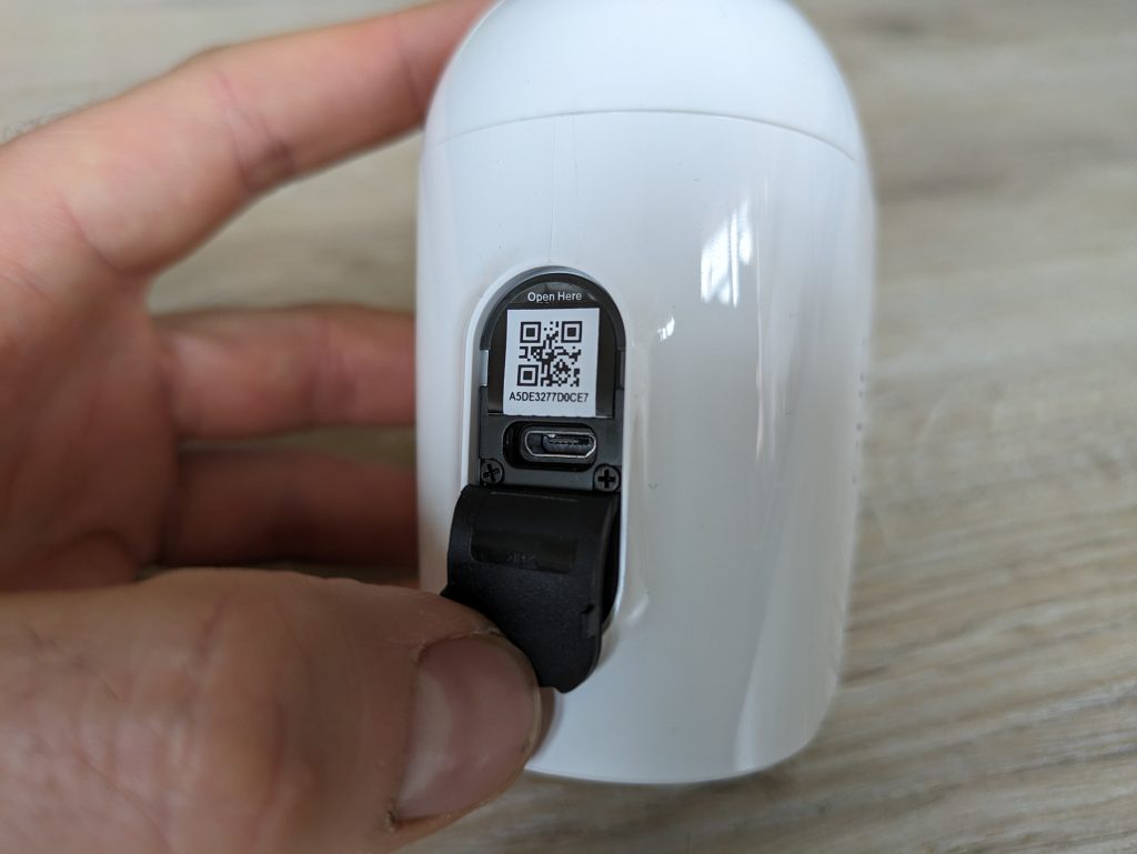 Geöffnete Schutzklappe der Arlo Essential Spotlight Überwachungskamera