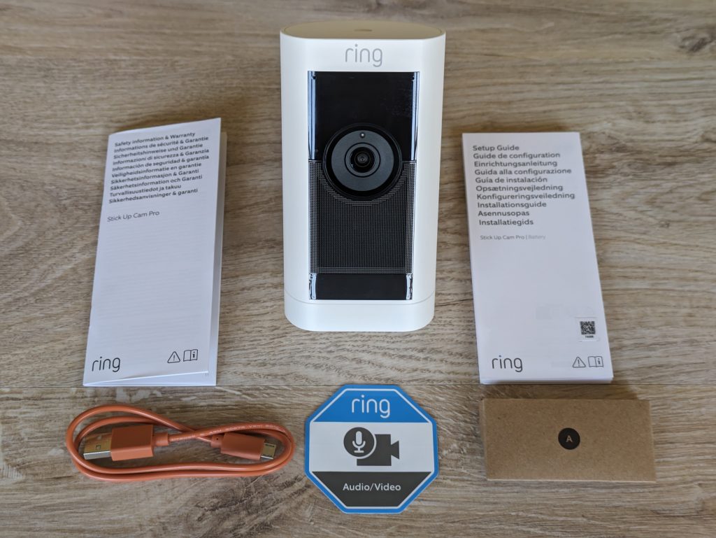 Gesamter Lieferumfang der Ring Stick Up Cam Pro Überwachungskamera