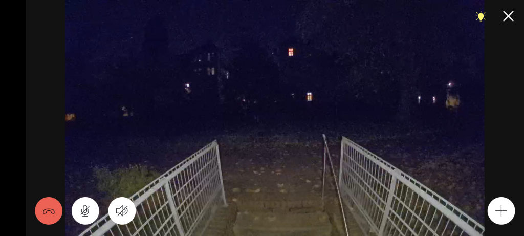 Minimale Helligkeit der Ring Spotlight Cam Pro Überwachungskamera im Vollbild