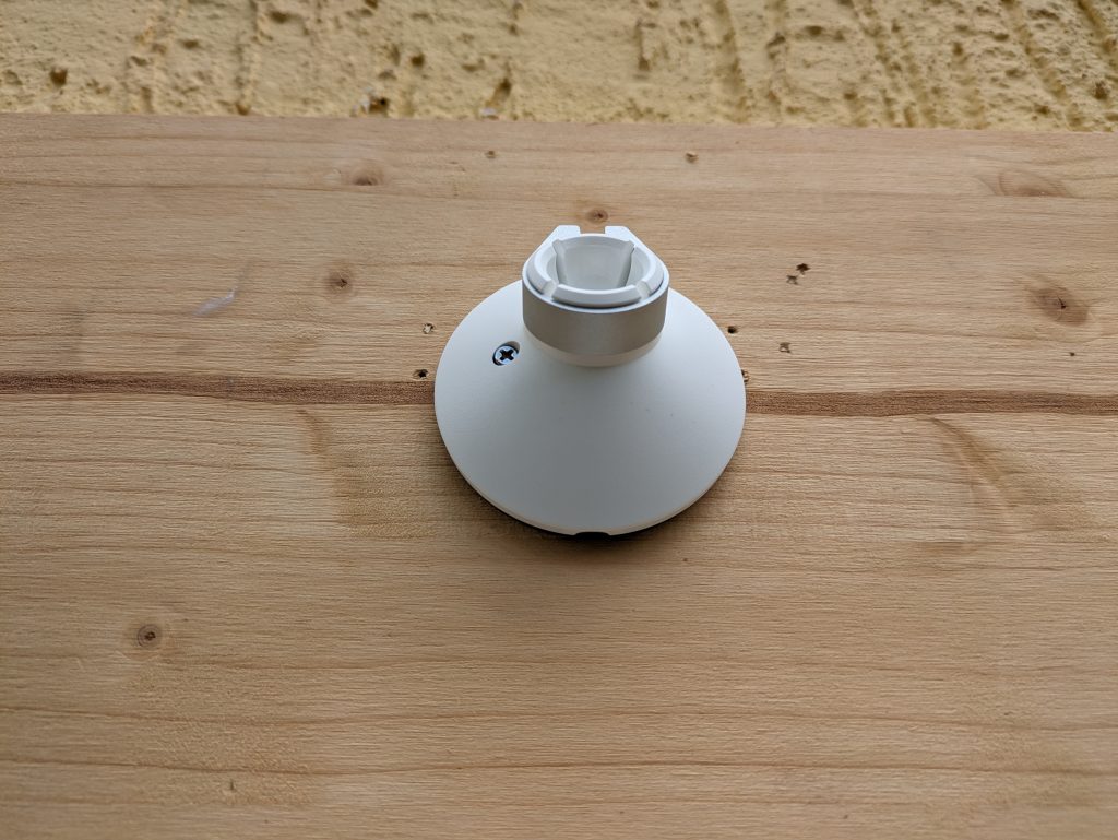 Montierte Halterung der Ring Spotlight Cam Pro Überwachungskamera aus der Distanz