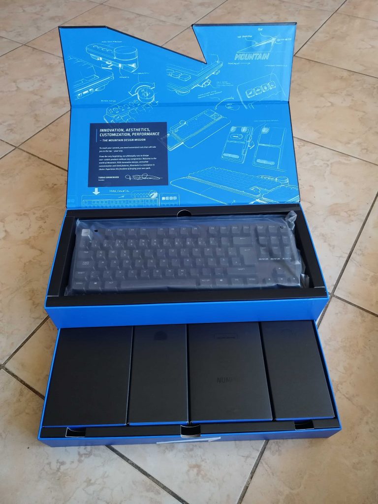 Mountain Everest Max Gaming-Tastatur Verpackung geöffnet zweites Bild