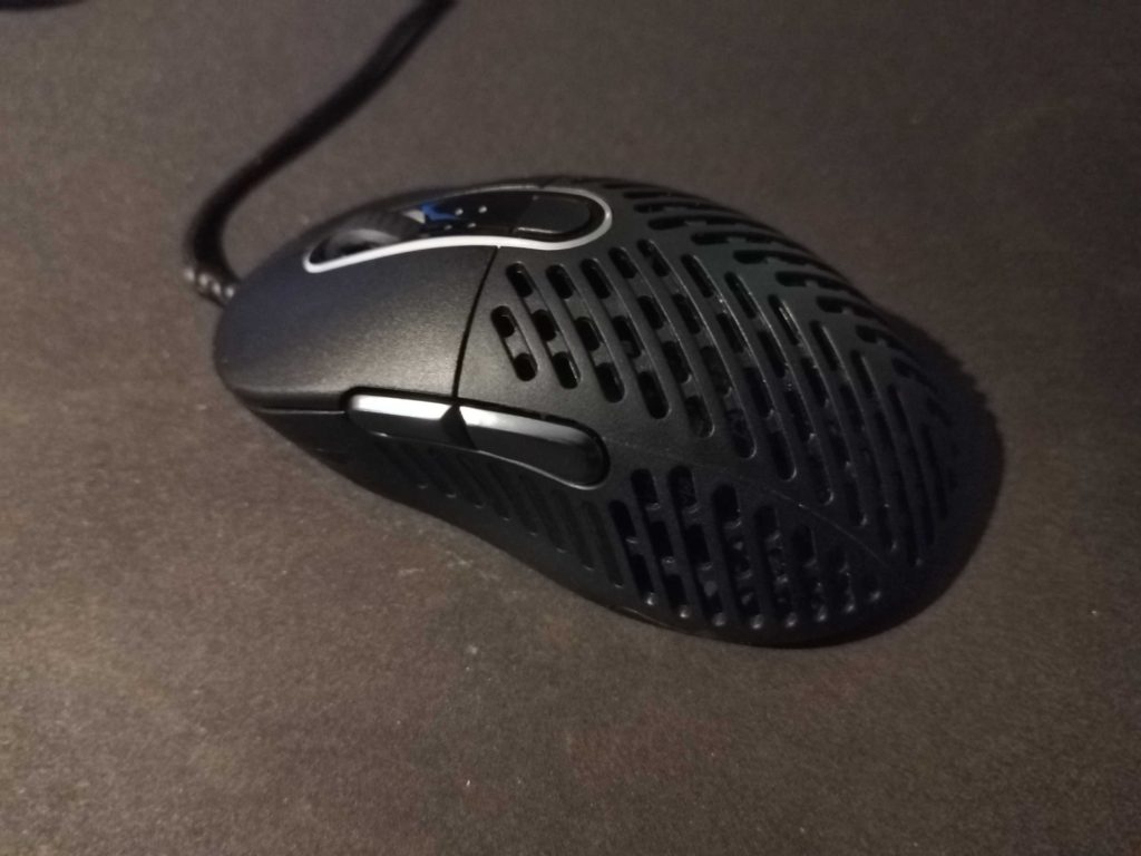 Mountain Makalu 67 Gaming-Maus von der Seite