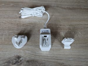 Netzteil der D-Link DCS 8620L Überwachungskamera mit abnehmbaren Adaptern