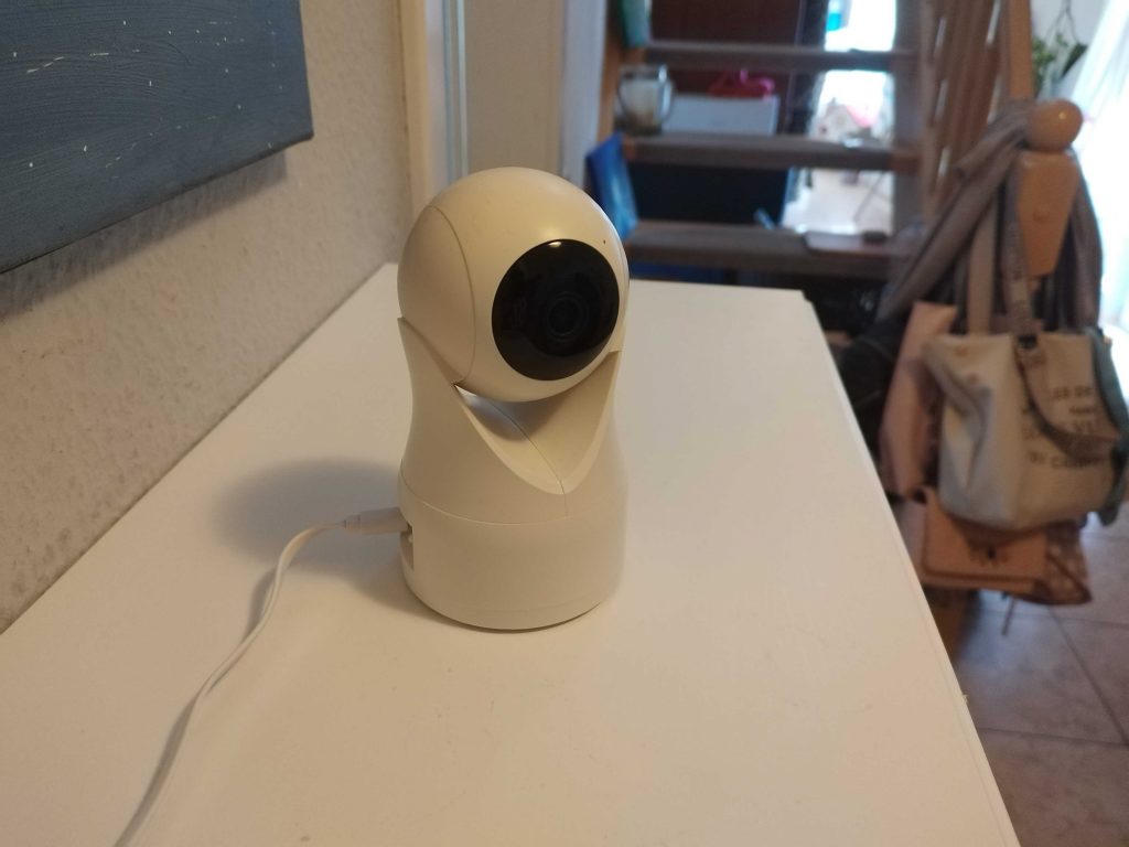 Owltron W1 Überwachungskamera auf dem Tisch in Nahansicht