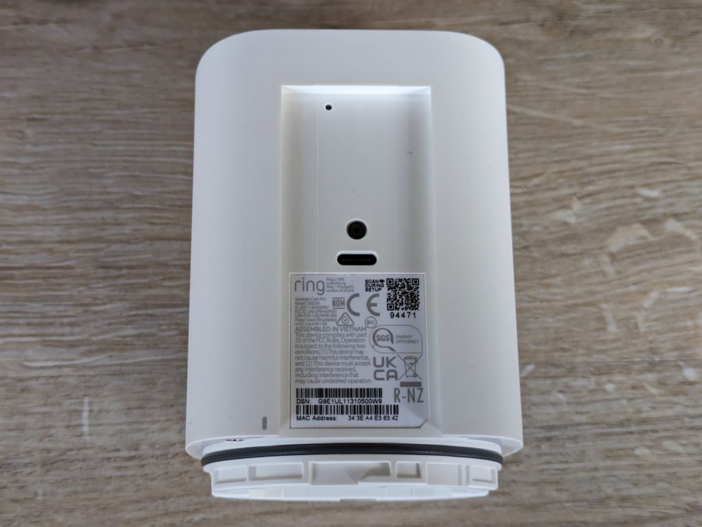 Ring Spotlight Cam Pro Überwachungskamera mit abgezogener Halterung