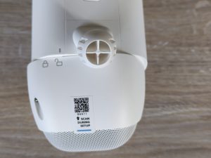 Ring Spotlight Cam Pro Überwachungskamera mit geöffneten Akkufach