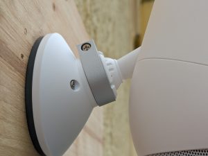 Ring Spotlight Cam Pro Überwachungskamera montiert von links