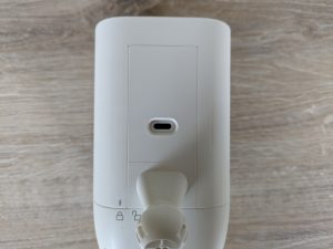 Ring Spotlight Cam Pro Überwachungskamera von hinten mit geöffneten Ladeanschluss