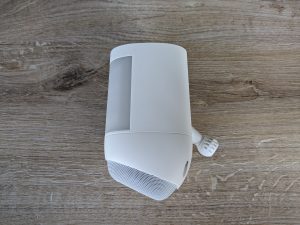Ring Spotlight Cam Pro Überwachungskamera von links