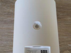 Ring Stick Up Cam Pro Überwachungskamera von hinten mit geöffnetem Befestpgimgsgewinde