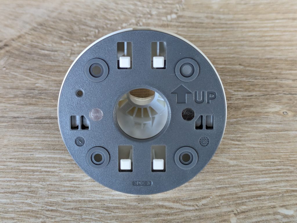 Unterseite der Ring Spotlight Cam Pro Überwachungskamera